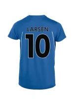 Drakt bak blå tall med hvit strek