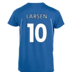 Drakt bak blå tall med sort kant