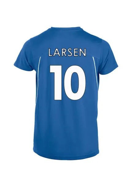 Drakt bak blå tall med sort kant